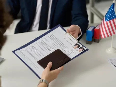 Робоча віза та страховка: важливі аспекти та правила оформлення